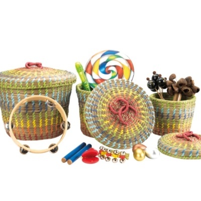 Quatro cestos redondos tecidos em várias cores com instrumentos musicais pequenos