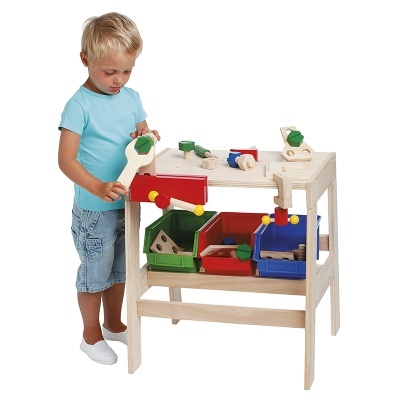 Bancada de madeira para crianças com ferramentas e caixas coloridas