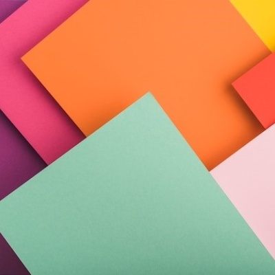 Folhas de papel colorido empilhadas em várias cores