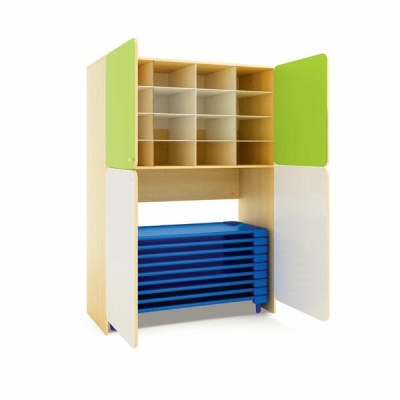 Armário em madeira com portas coloridas e colchões azuis empilhados