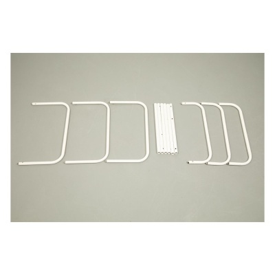 Tubos metálicos brancos curvos e retos dispostos no chão