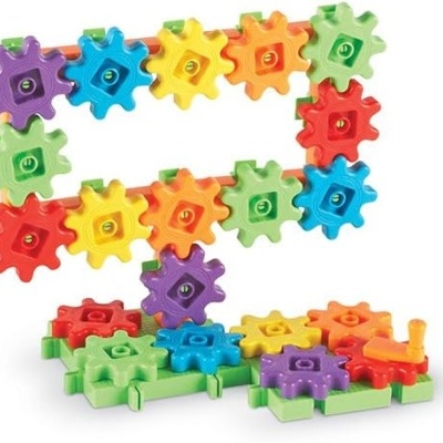 Peças de engrenagens coloridas de brinquedo em plástico sobre fundo branco