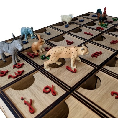 Tabuleiro de jogo de madeira com peças de animais coloridos