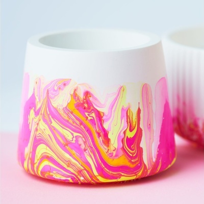 Vaso cerâmica branco com pintura mármore rosa, amarelo e laranja