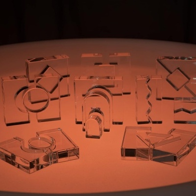 Peças transparentes com padrões gravados sobre superfície iluminada