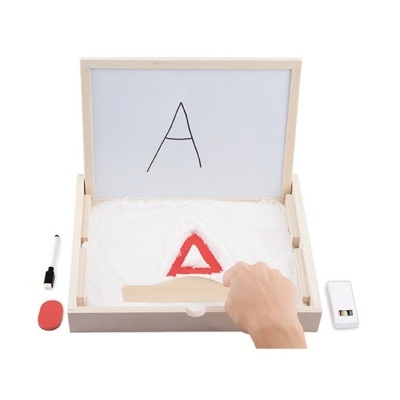 Caixa de madeira com placa branca, areia branca e acessórios para desenhar.