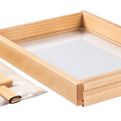 Tabuleiro retangular de madeira clara com base branca e suporte de madeira ao lado