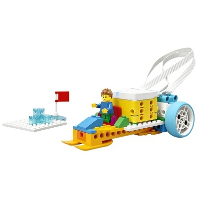 Brinquedo mota de neve com boneco em blocos de construção coloridos e bandeira vermelha