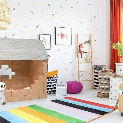 Quarto infantil colorido com cabana e tapete listrado
