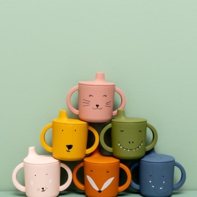 Seis canecas infantis de silicone coloridas com designs de rostos de animais