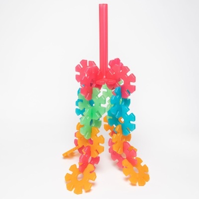 Blocos de construção coloridos tipo encaixe com eixo no centro