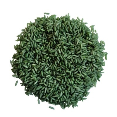 Grãos verdes pequenos em formato circular sobre fundo branco