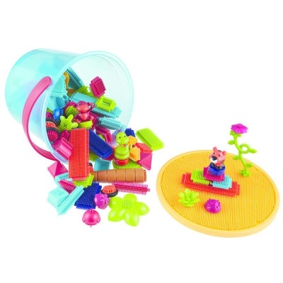 Peças de construção coloridas em balde azul com base amarela e figuras montadas