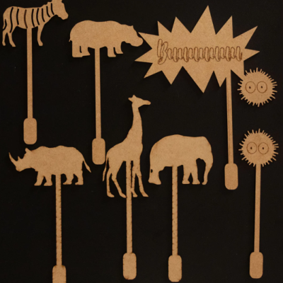 Figuras de madeira cortada a laser de animais e formas montadas em varas contra fundo preto