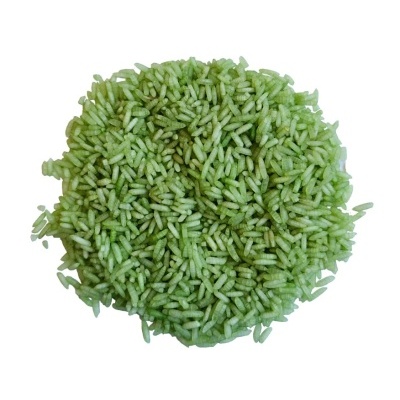 Monte de arroz verde sobre fundo branco