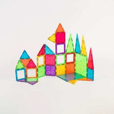 Blocos magnéticos coloridos em formas geométricas montados numa estrutura
