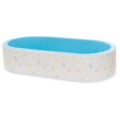 Piscina insuflável infantil azul e branco com padrões de estrelas e luas