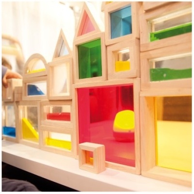 Blocos de construção em madeira com janelas de acrílico colorido