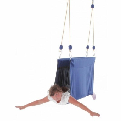 Criança em balanço azul suspenso com cabos amarelos, fundo branco