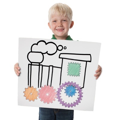 Criança segurando cartaz com desenho de comboio colorido