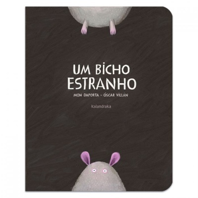 Capa de livro infantil 'UM BICHO ESTRANHO' com fundo preto e criaturas cinzentas lilases