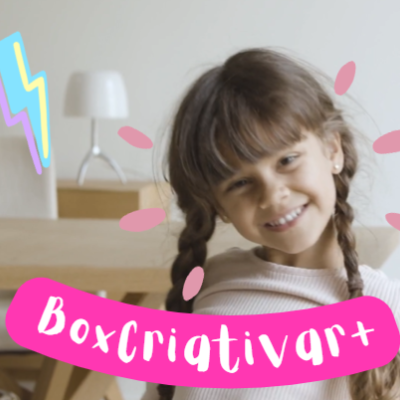 Criança sorridente com cabelo trançado e elementos gráficos coloridos