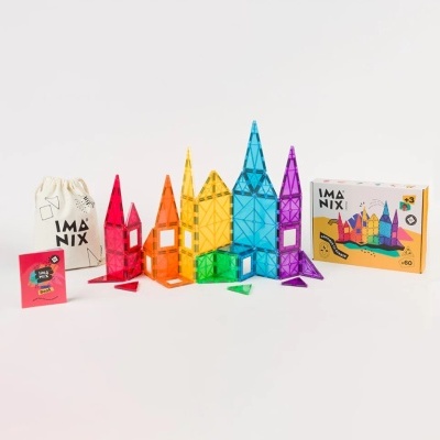 Conjunto de blocos magnéticos coloridos com saco branco e caixa ao lado