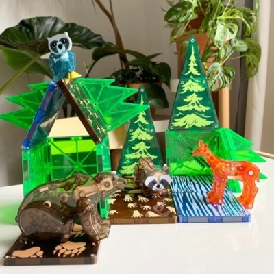 Figuras 3D de animais da floresta e árvores em plástico translúcido colorido sobre mesa