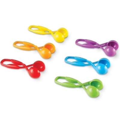 Conjunto de pegadores de plástico coloridos em várias cores sobre fundo branco