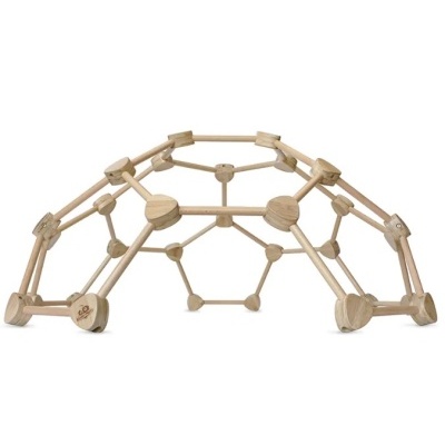 Estrutura de escalada para crianças em madeira clara com barras e esferas