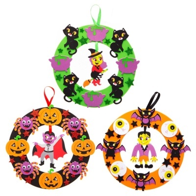 Três guirlandas de Halloween em feltro com motivos de bruxas, gatos, abóboras, morcegos e olhos, com fitas para pendurar.