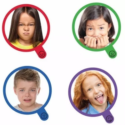 Quatro crianças com diferentes expressões faciais em molduras circulares coloridas