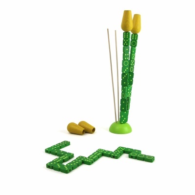 Jogo de dominó com peças verdes, suporte e peças amarelas