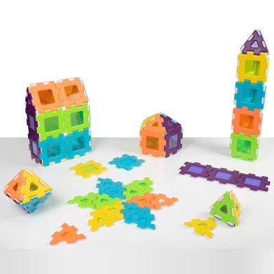Peças de plástico coloridas para montar formas geométricas e estruturas diversas