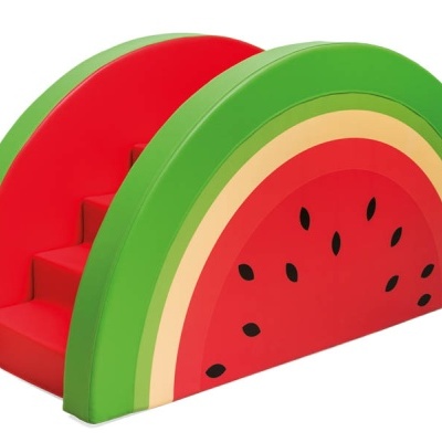 Brinquedo em forma de fatia de melancia com degraus interiores vermelhos e bordas verdes e amarelas.