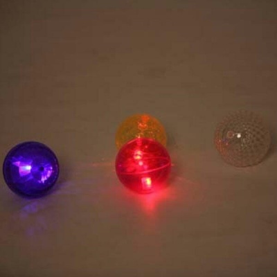 Bolas plásticas translúcidas coloridas com luzes LED internas refletindo luz em várias cores