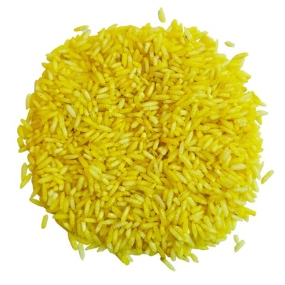 Grão de arroz amarelo em círculo sobre fundo branco