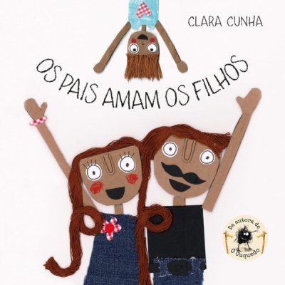 Capa de livro com bonecos de pano representando uma família e texto em português.