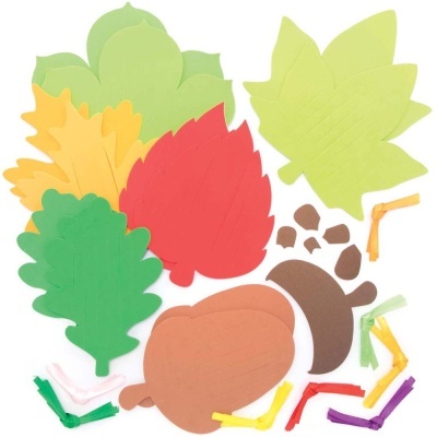 Folhas decorativas em papel colorido e pedaços pequenos para montagem