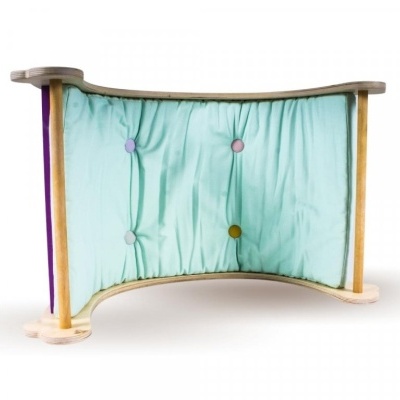 Estrutura curva de madeira e tecido azul acolchoado com botões coloridos