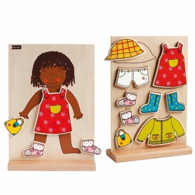 Brinquedo de vestir menina em madeira com roupas e acessórios destacáveis coloridos.