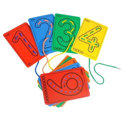 Cartões plásticos coloridos com números e fios para atividades educativas