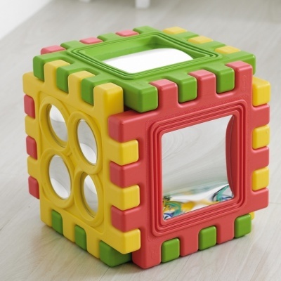 Cubo de brinquedo colorido com peças encaixáveis e superfícies espelhadas