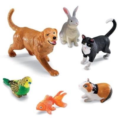Seis figuras de animais de plástico colorido sobre fundo branco