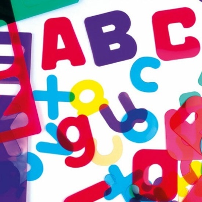 Letras e símbolos de plástico translúcido colorido sobre fundo branco