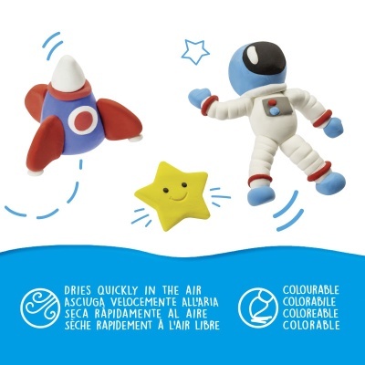 Figuras coloridas de massa modelar com foguete, estrela e astronauta e texto informativo em fundo branco e azul.