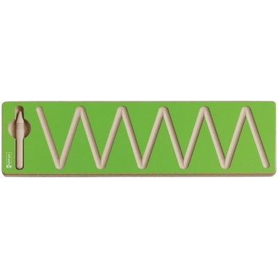 Tabuleiro verde com pista em zig-zag para bola de madeira clara