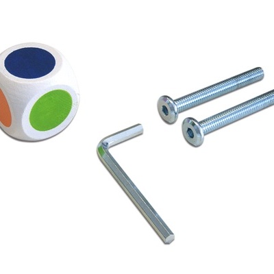 Dado colorido, parafusos metálicos e chave Allen sobre fundo branco