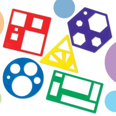 Réguas plásticas coloridas com recortes variados para desenho