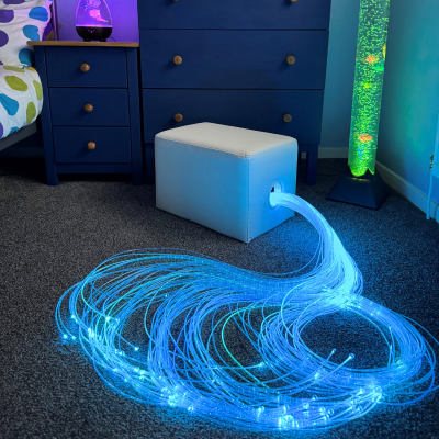 Pouf branco com fibras ópticas azuis a sair, móveis azuis e iluminação ambiental interior